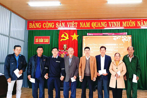 Lãnh đạo xã Đăk Sao thăm, tặng quà tết các đồng chí Nguyên lãnh đạo xã Đăk Sao qua các thời kỳ nhân dịp Tết Nguyên đán Ất Tỵ năm 2025.
